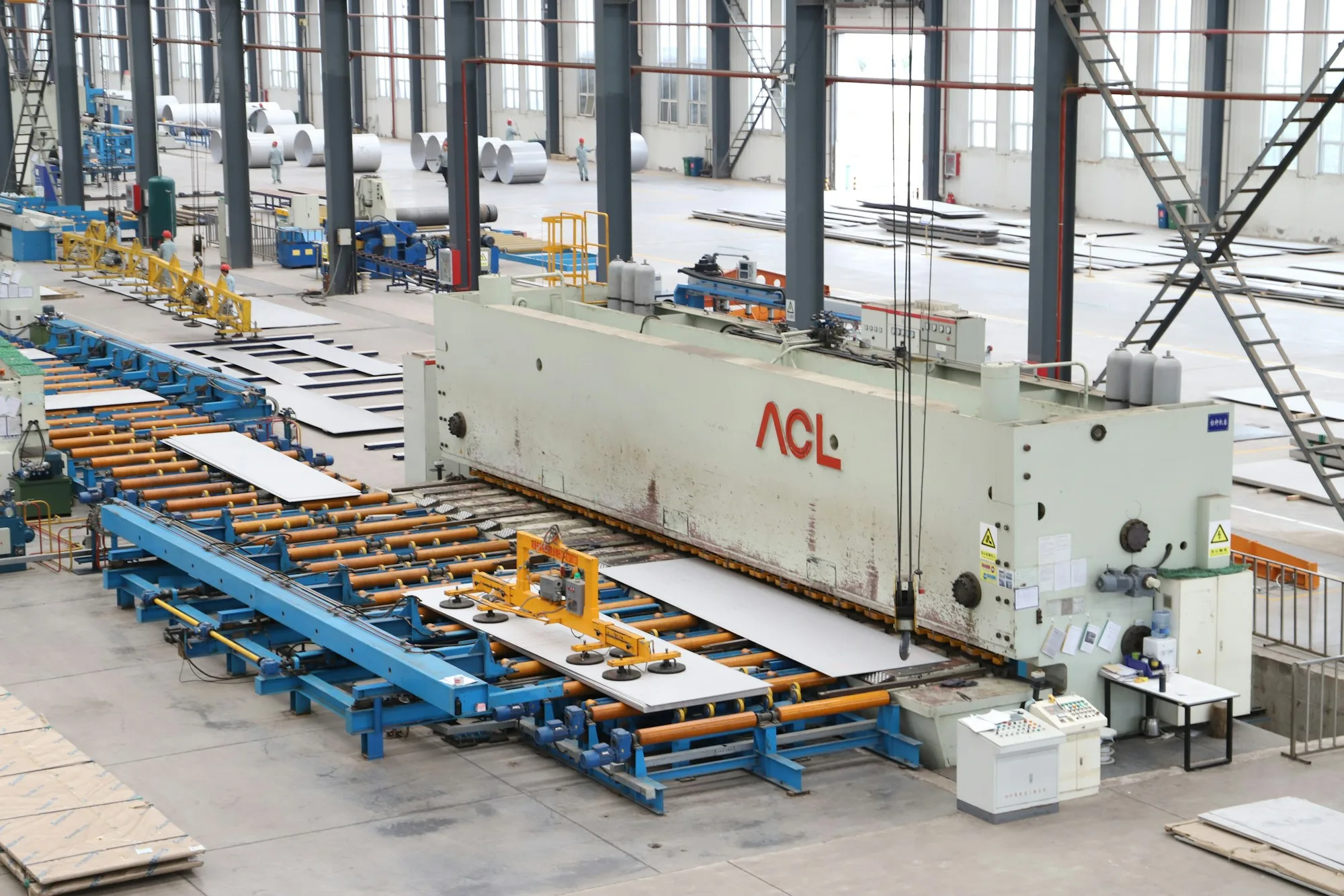 Grote productieomgeving met industriële machines