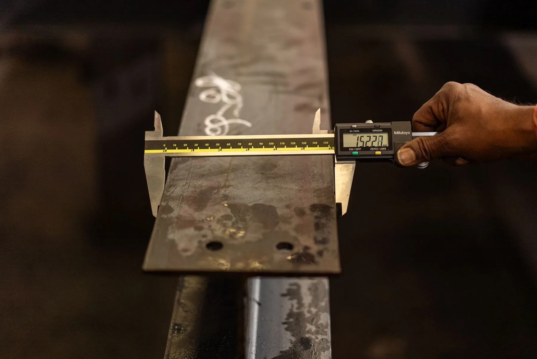 Precisie-instrument meet de breedte van een metalen onderdeel