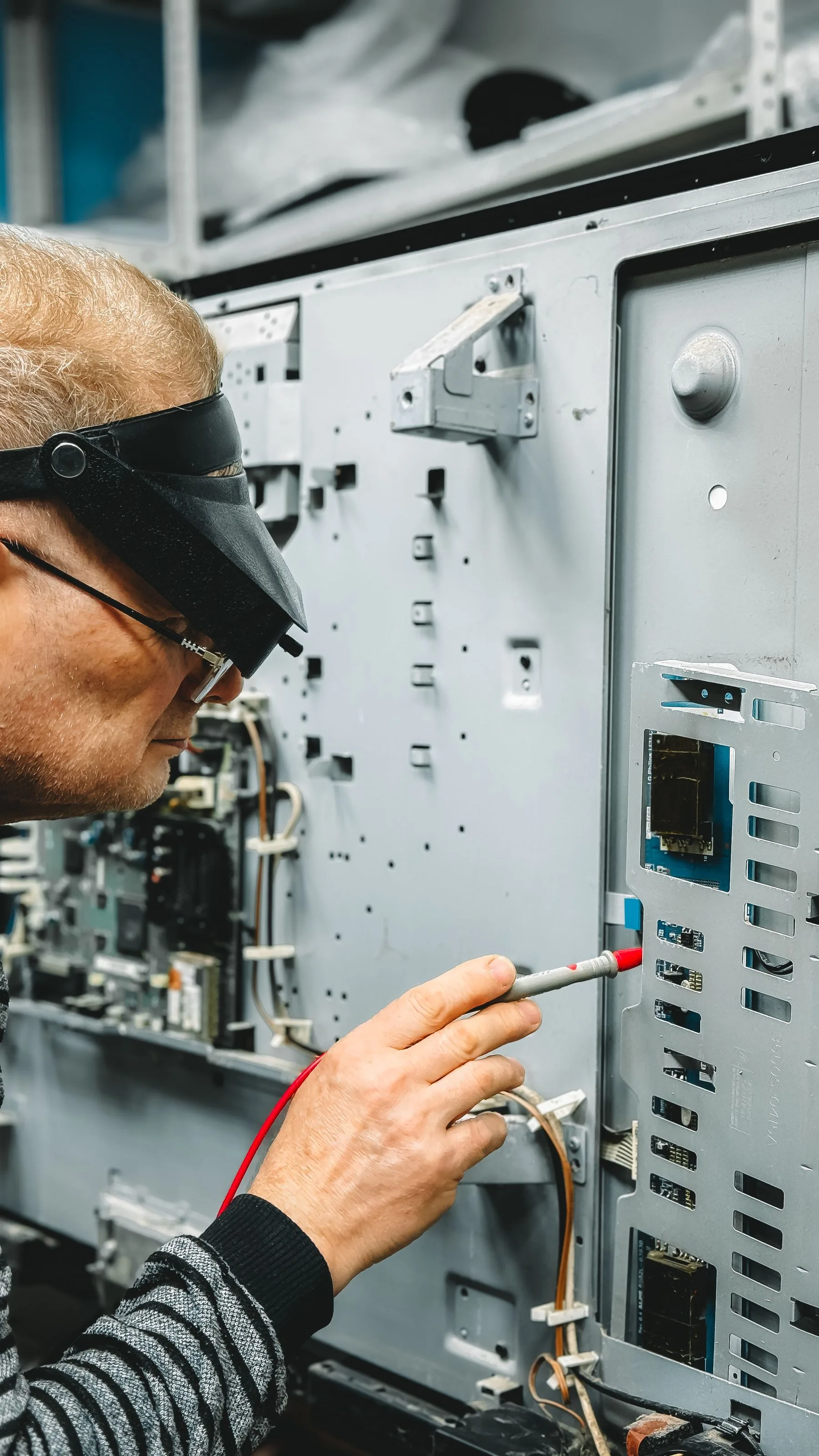 Technicus controleert geopende industriële apparatuur met een meetprobe